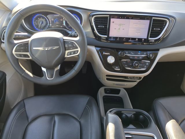 Used 2024 Chrysler Pacifica Touring-L FWD image 16