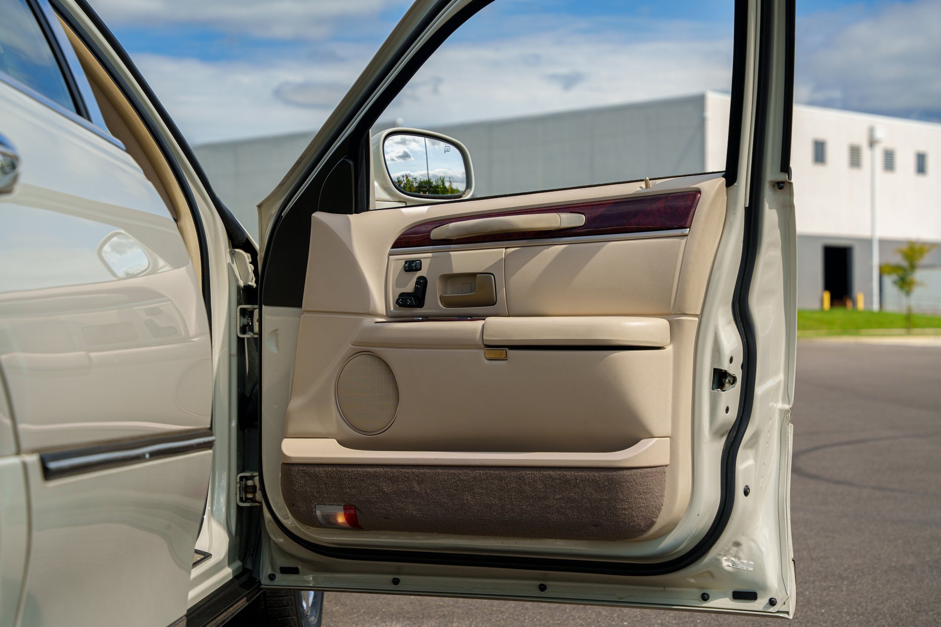 Used 2004 Lincoln Town Car Ultimate RWD image 40