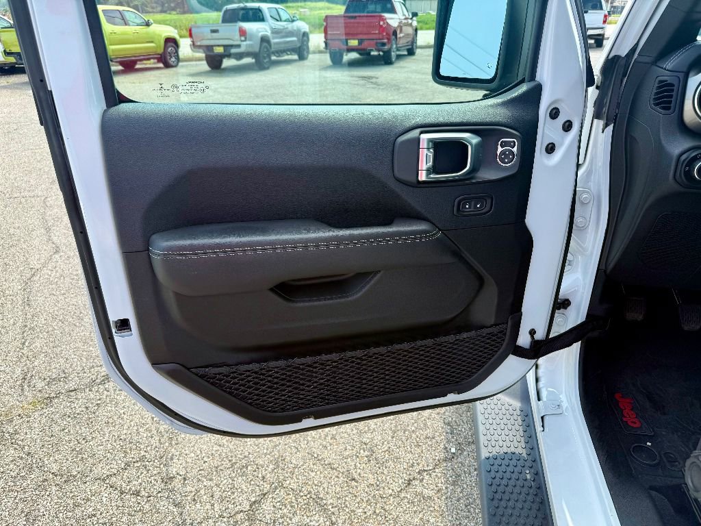 Used 2018 Jeep Wrangler Unlimited Sahara image 10