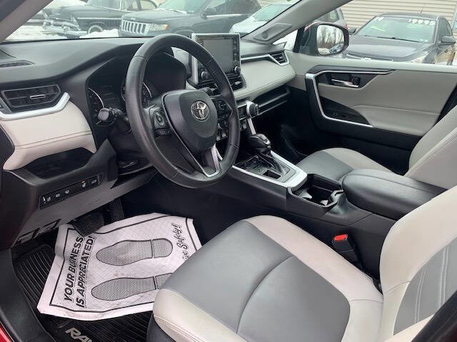 Used 2021 Toyota RAV4 XLE Premium image 14