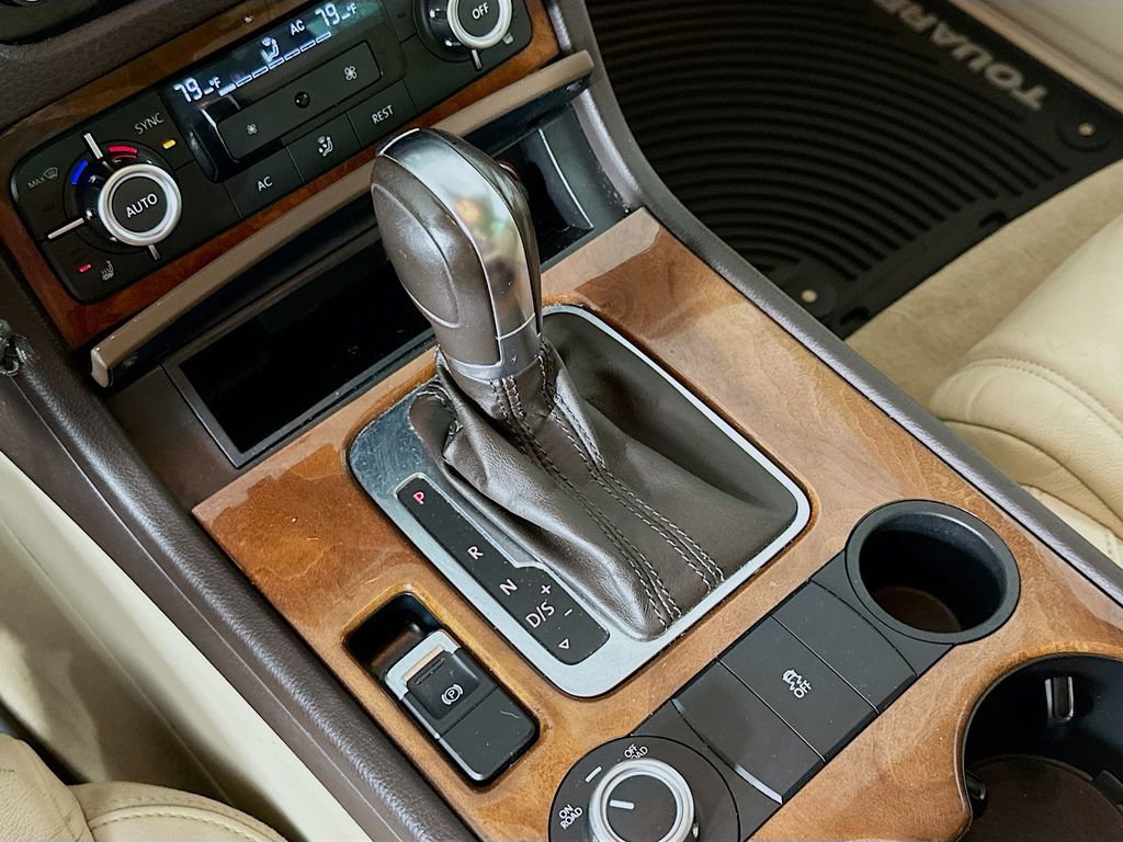 Used 2013 Volkswagen Touareg TDI image 18