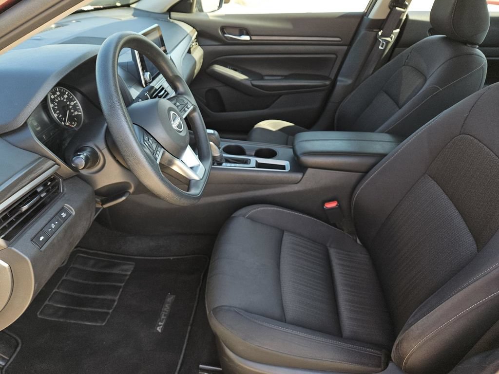 Used 2025 Nissan Altima 2.5 SV FWD image 11