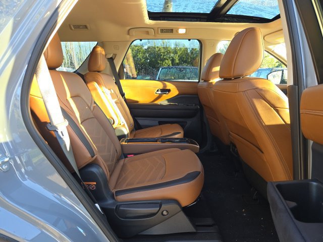 Used 2024 Nissan Pathfinder Platinum FWD image 12