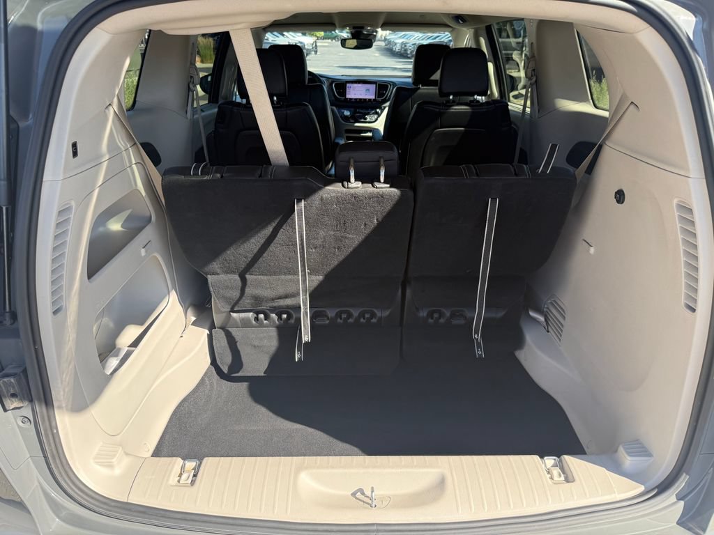 Used 2023 Chrysler Pacifica Touring-L FWD image 14