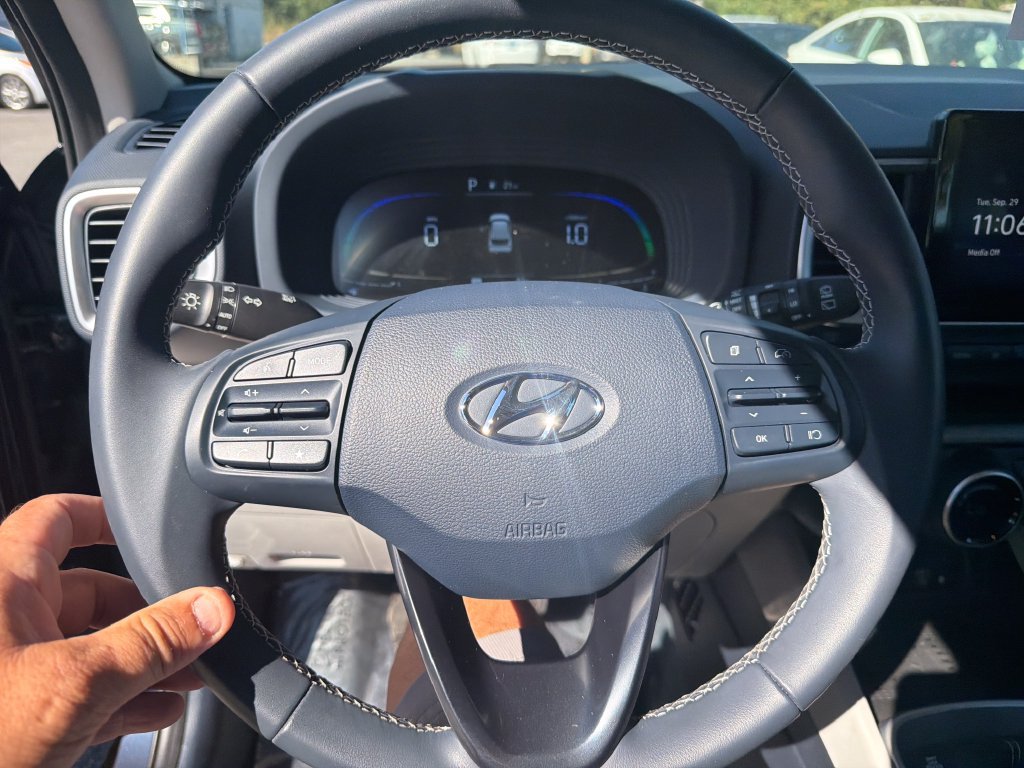 Used 2025 Hyundai Venue Limited FWD image 17