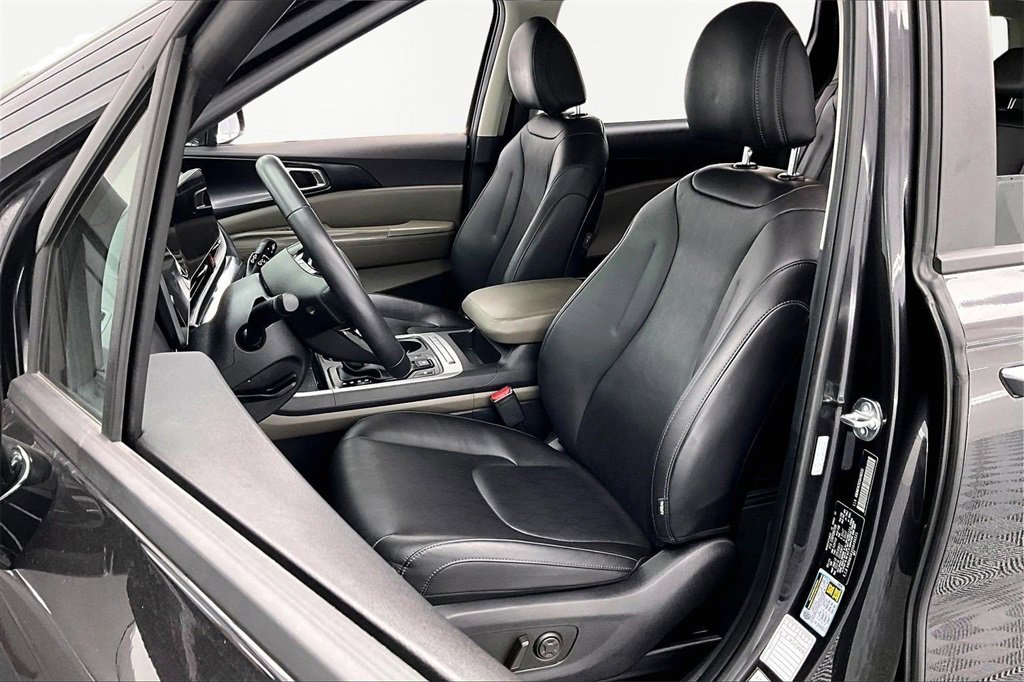 Used 2025 Kia Carnival image 25