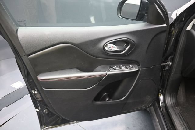 Used 2022 Jeep Cherokee Trailhawk AWD/4WD image 11