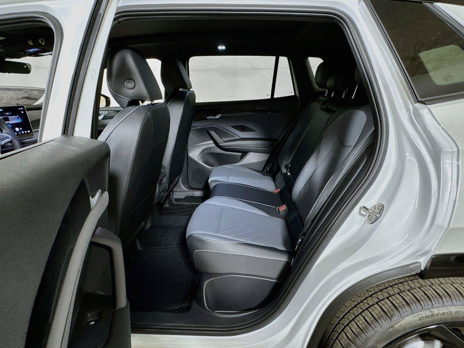 New 2026 Volkswagen Tiguan SE R-Line FWD image 12