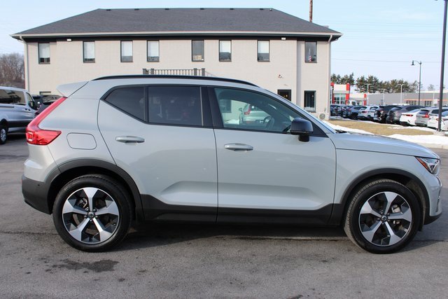 Used 2025 Volvo XC40 B5 Plus image 6