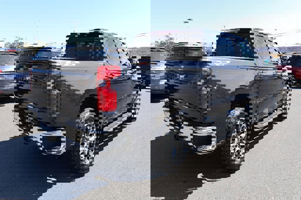 Used 2023 Chevrolet Silverado 1500 LT w/ Convenience Package II AWD/4WD image 7