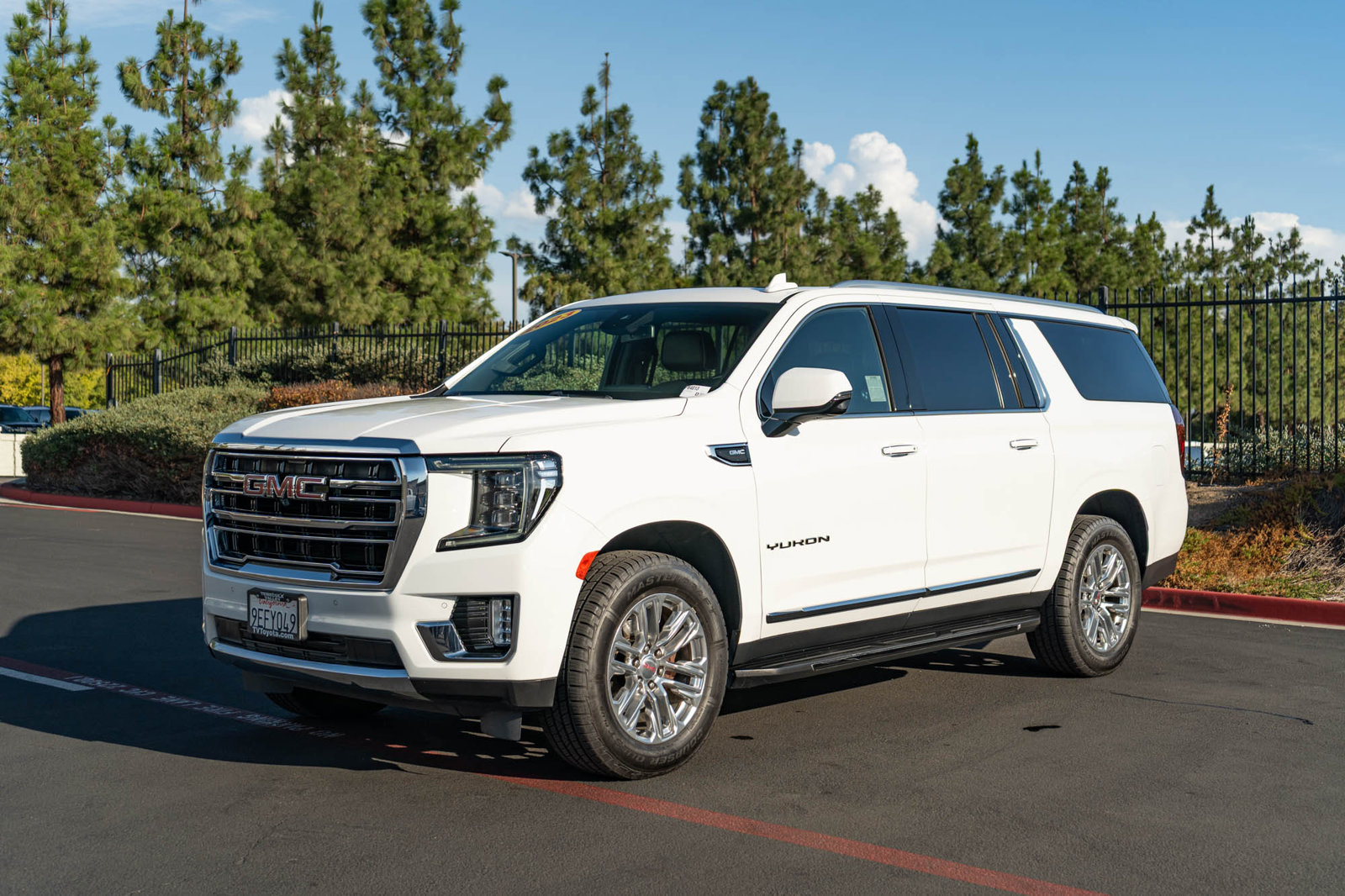 Used 2023 GMC Yukon XL SLT w/ SLT Premium Package RWD image 3