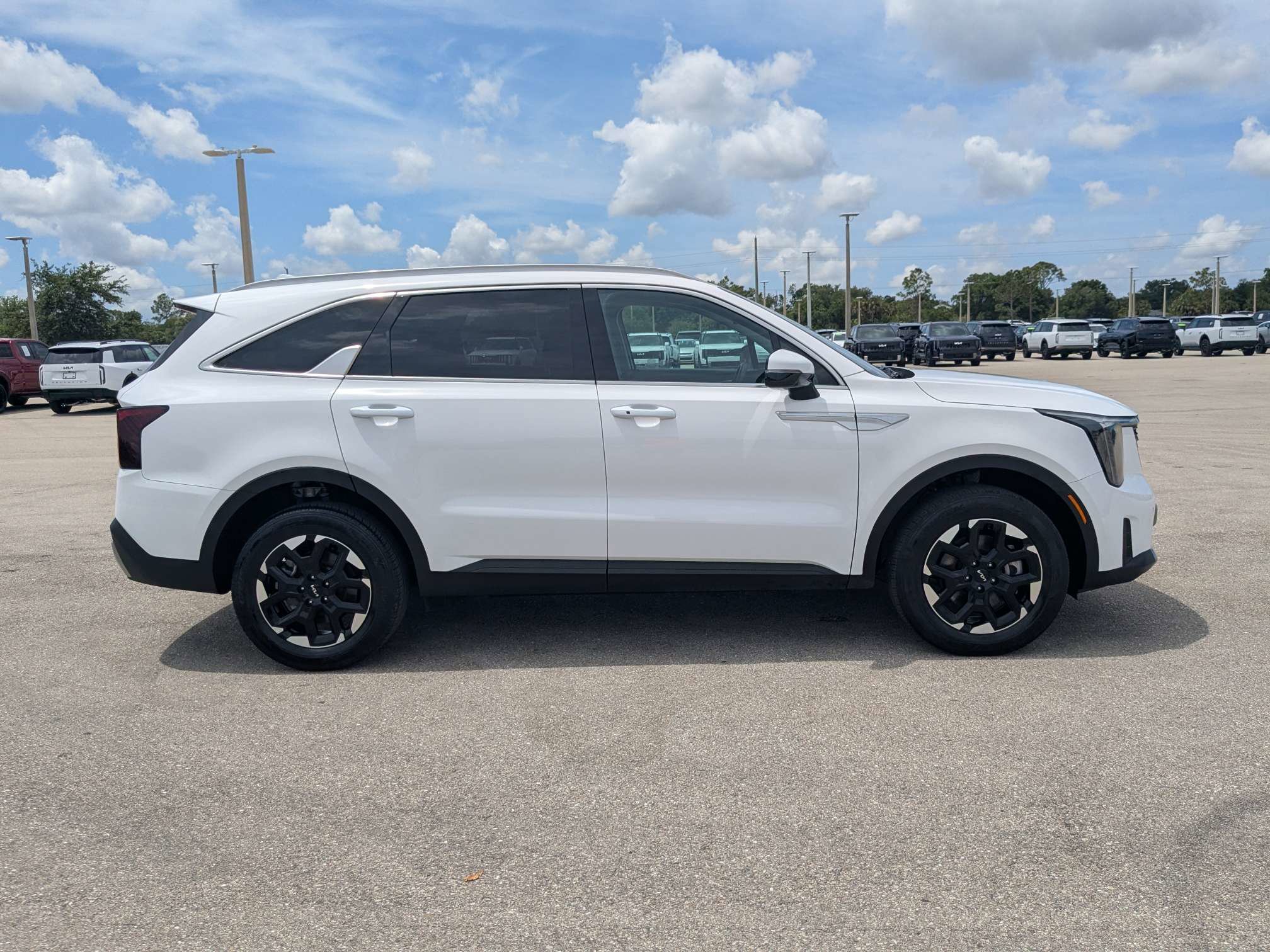 Certified 2025 Kia Sorento S AWD/4WD image 3