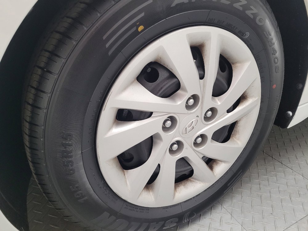 Used 2017 Hyundai Elantra SE image 31