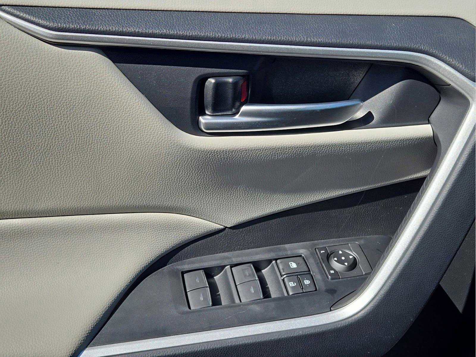 Used 2025 Toyota RAV4 XLE image 16