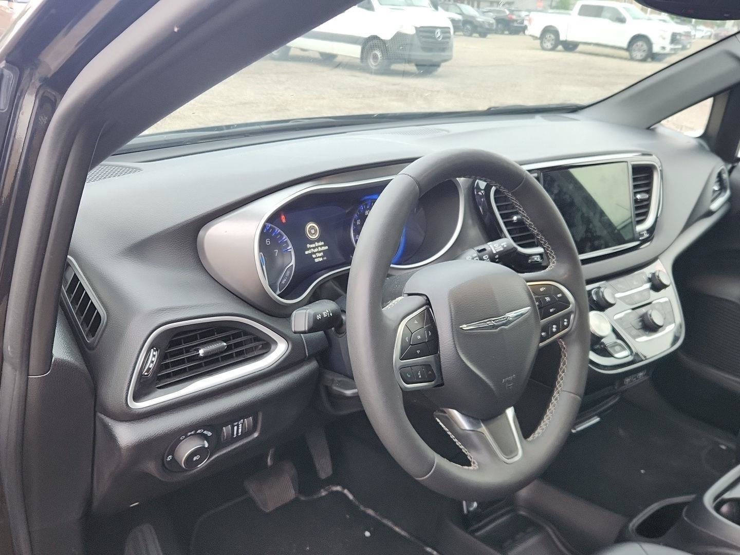 Used 2025 Chrysler Pacifica Select FWD image 10