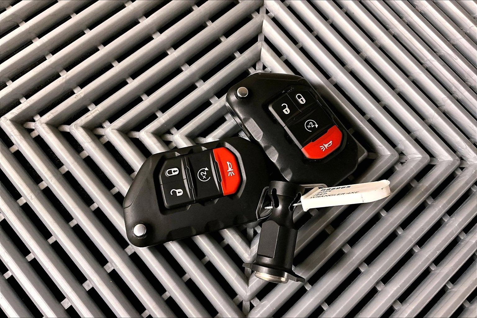 Used 2025 Jeep Wrangler Unlimited Sahara w/ Safety Group AWD/4WD image 11