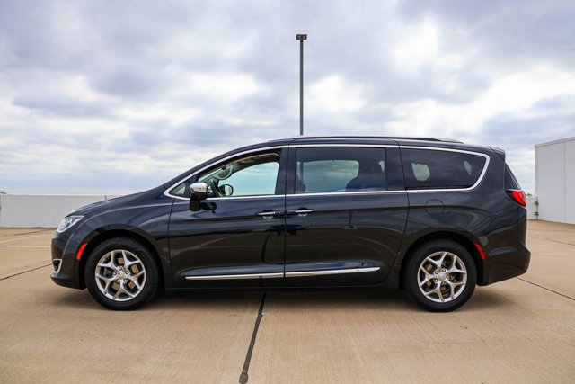 Used 2018 Chrysler Pacifica Limited image 8