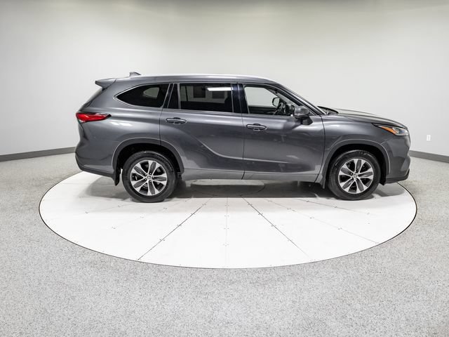 Used 2022 Toyota Highlander XLE AWD/4WD image 31