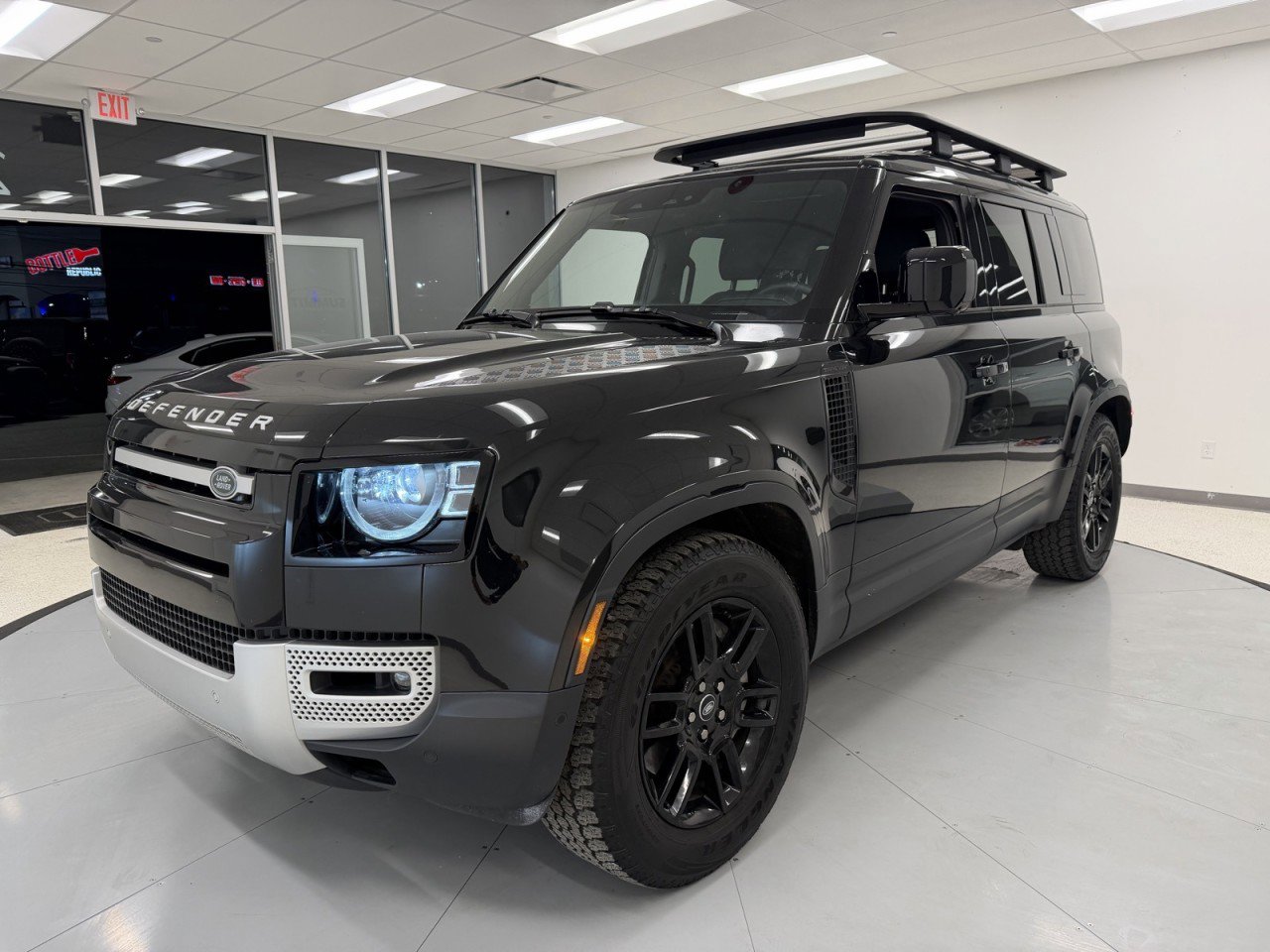 Used 2025 Land Rover Defender 110 S image 71