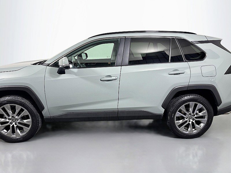 Used 2022 Toyota RAV4 XLE Premium image 4