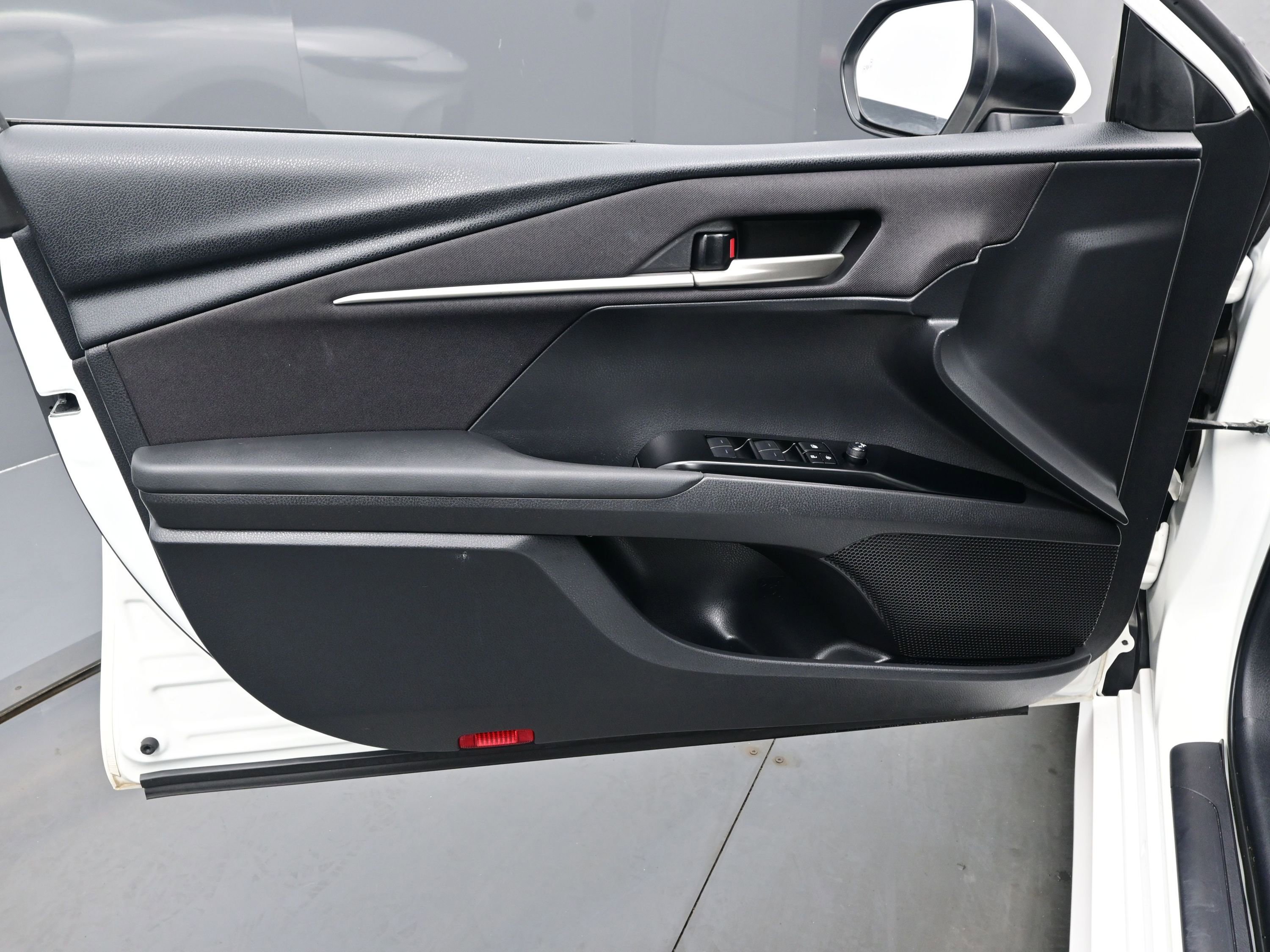 Used 2025 Toyota Camry LE image 9