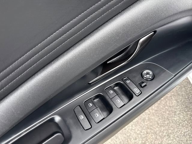 Used 2025 Hyundai Elantra Sport image 9