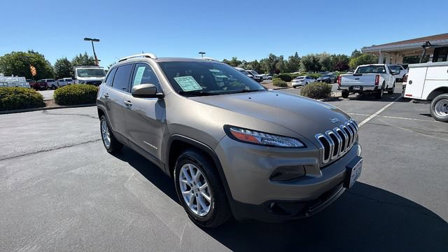 Used 2017 Jeep Cherokee Latitude w/ Trailer Tow Group AWD/4WD image 2