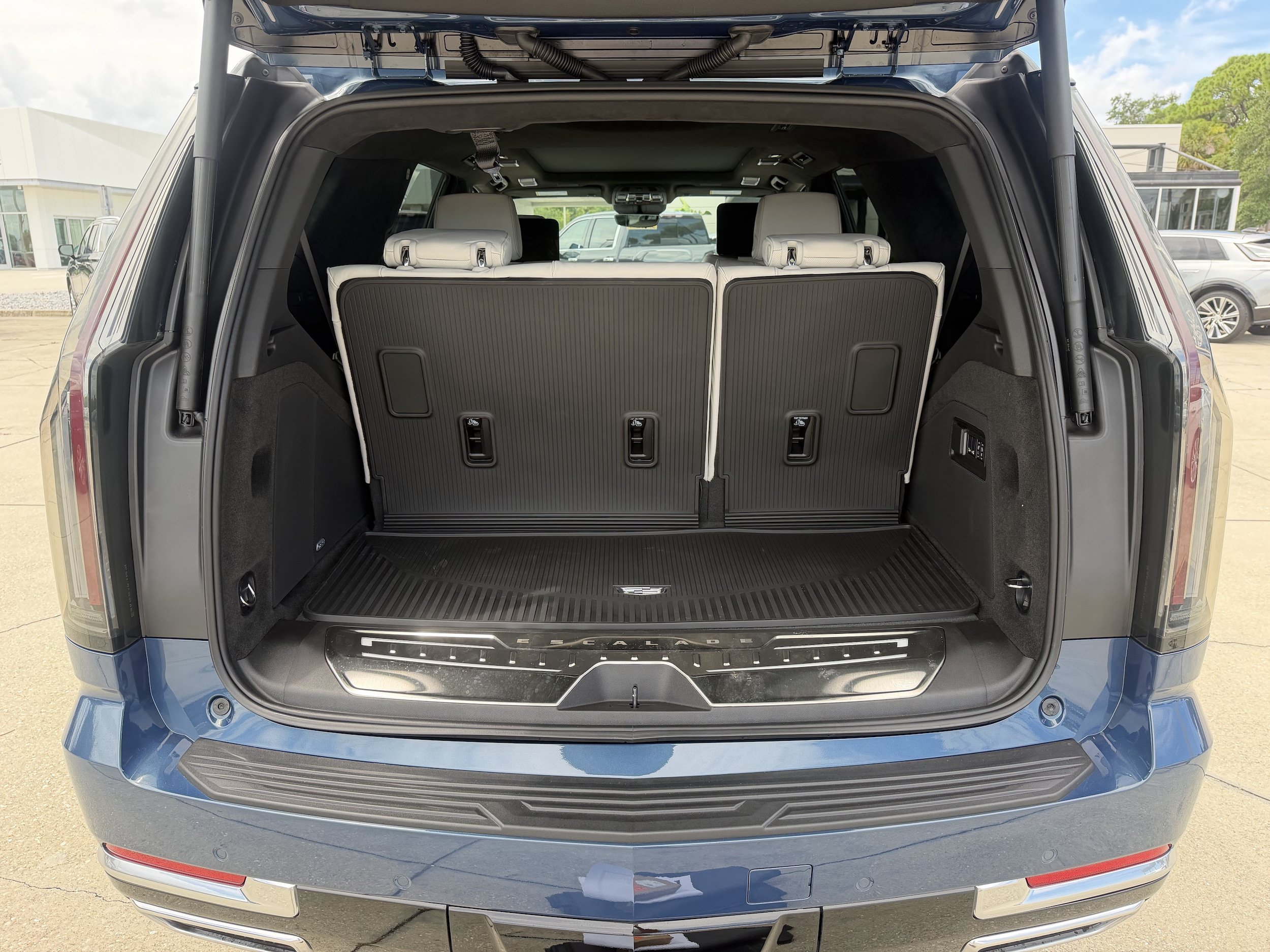 New 2026 Cadillac Escalade Platinum Luxury w/ LPO, Radiant Package AWD/4WD image 11