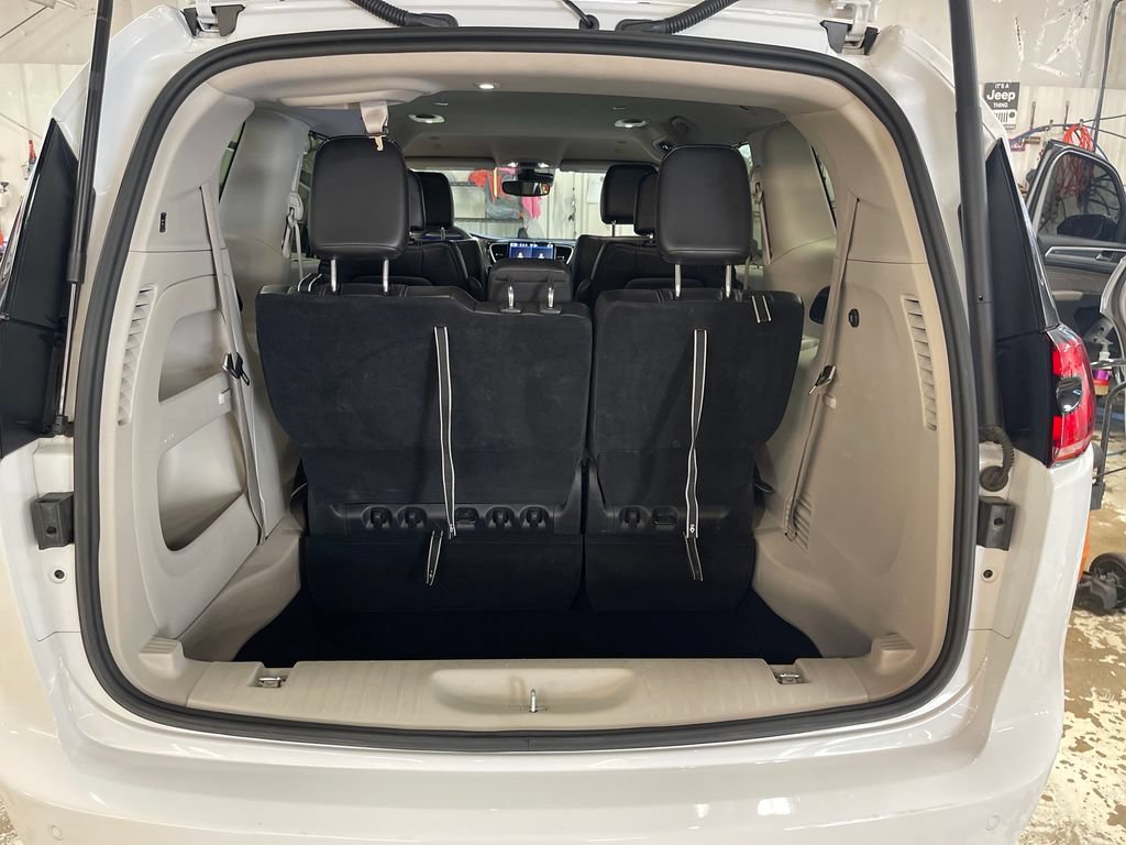 Used 2023 Chrysler Pacifica Touring-L FWD image 27