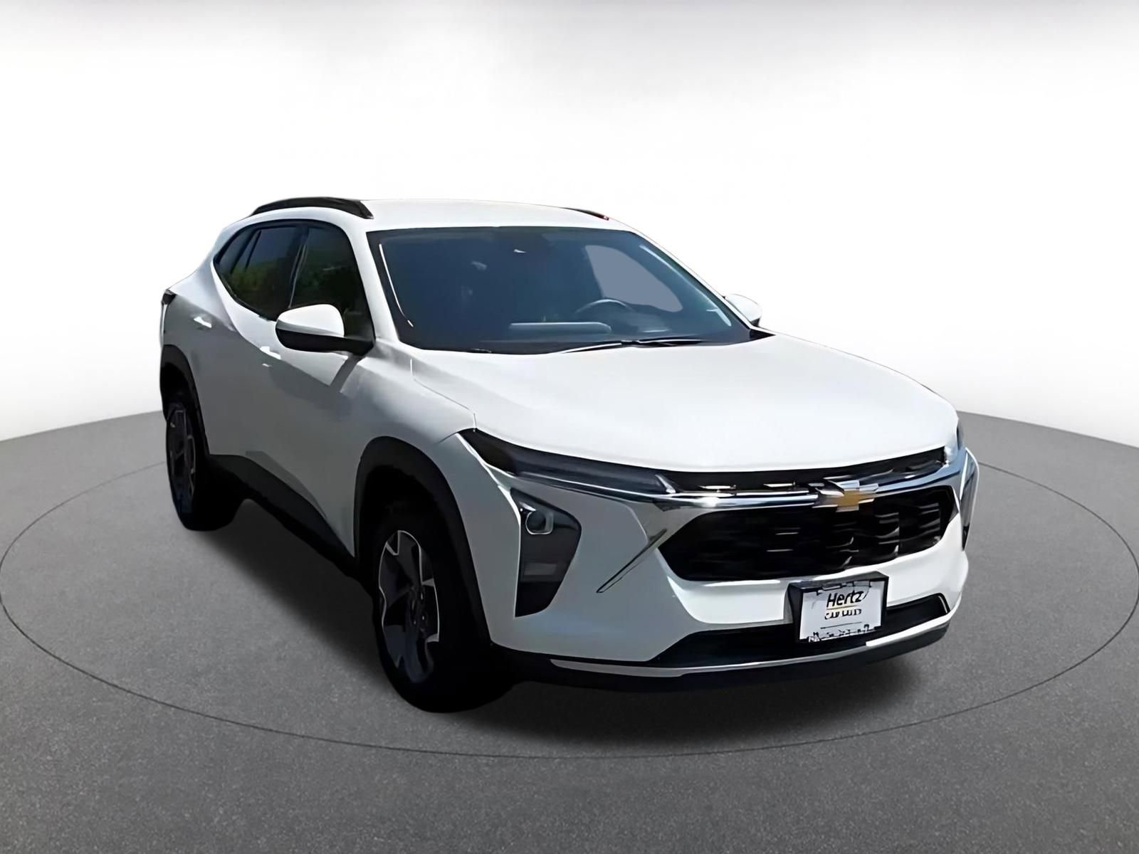 Used 2025 Chevrolet Trax LT FWD image 3