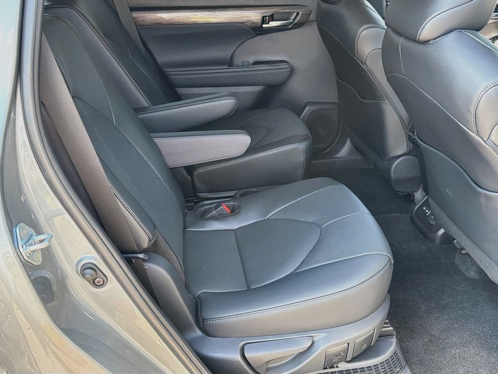Used 2026 Toyota Highlander Limited AWD/4WD image 31