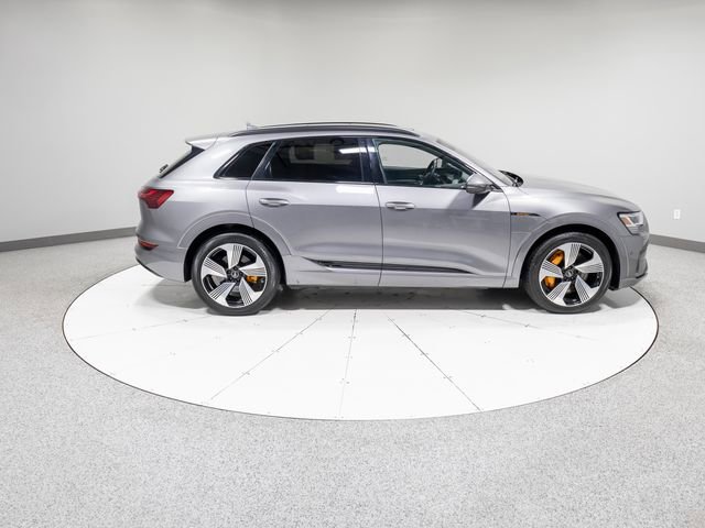 Used 2022 Audi e-tron Premium Plus w/ Premium Plus Package image 28