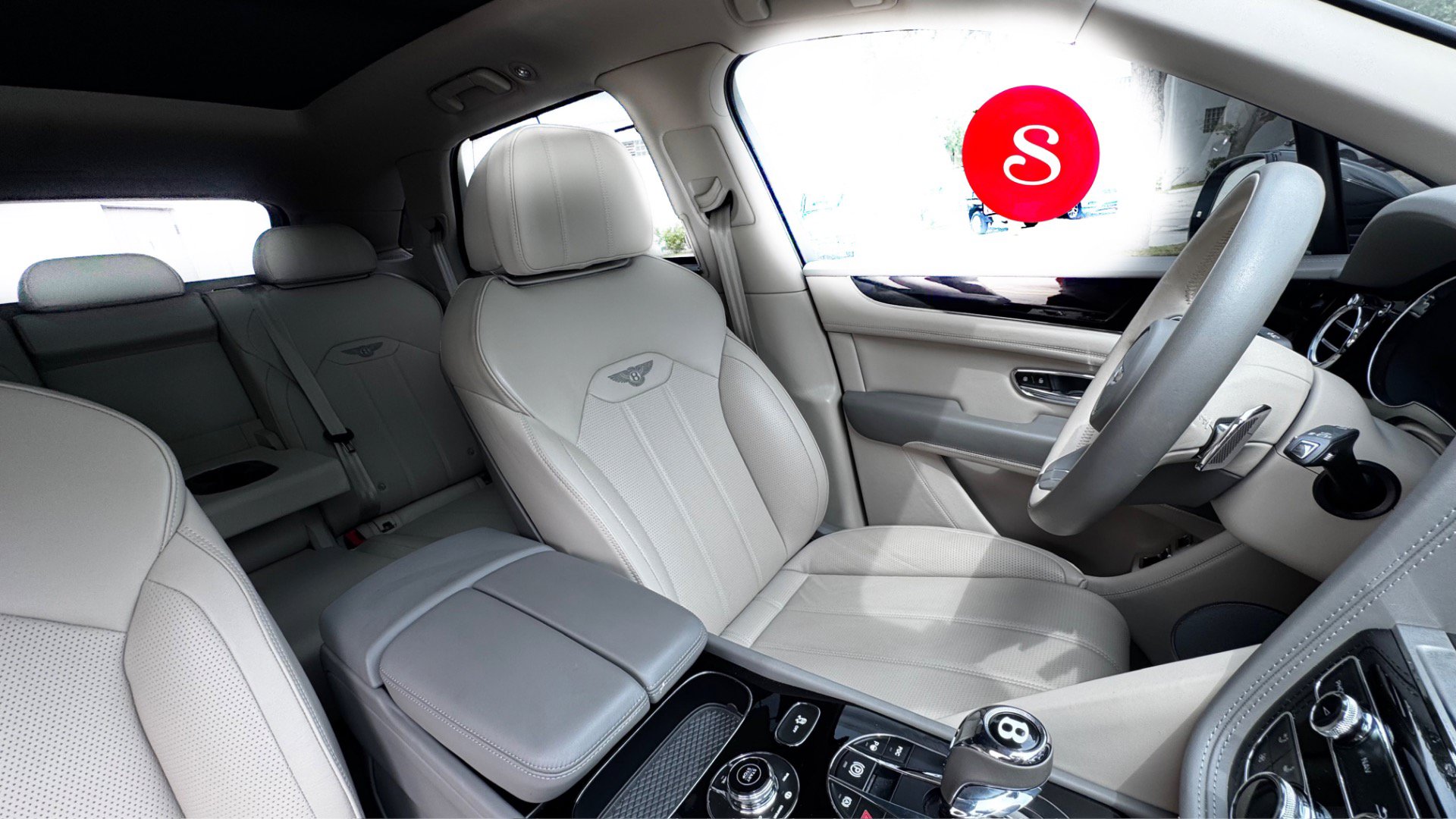 Used 2023 Bentley Bentayga Plug-In Hybrid AWD/4WD image 18