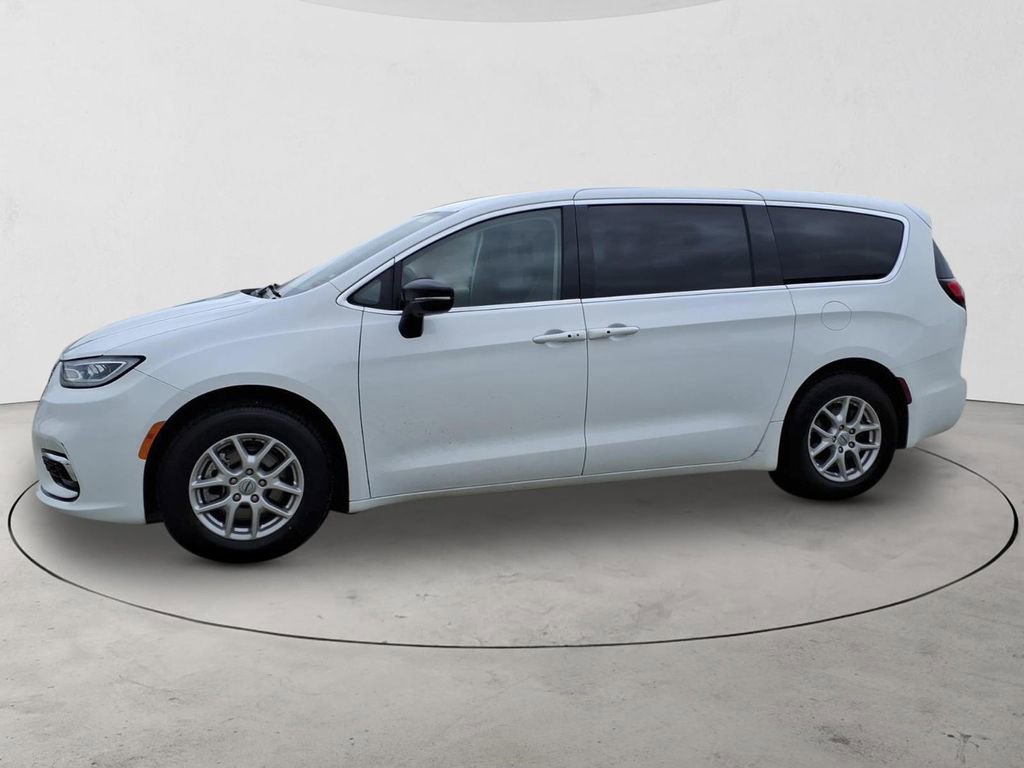 Used 2024 Chrysler Pacifica Touring-L image 8