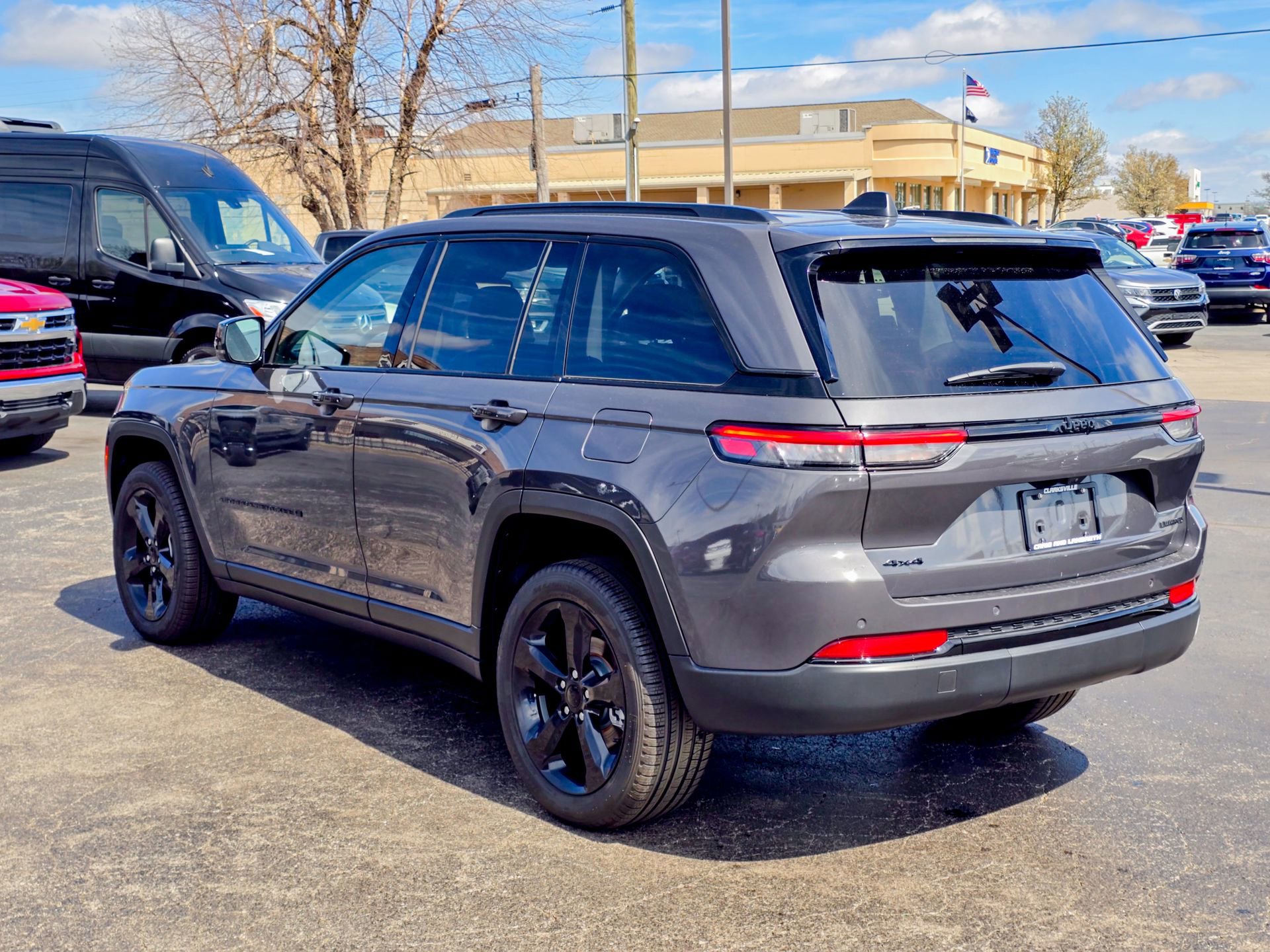 Used 2024 Jeep Grand Cherokee Limited w/ Black Appearance Package image 18
