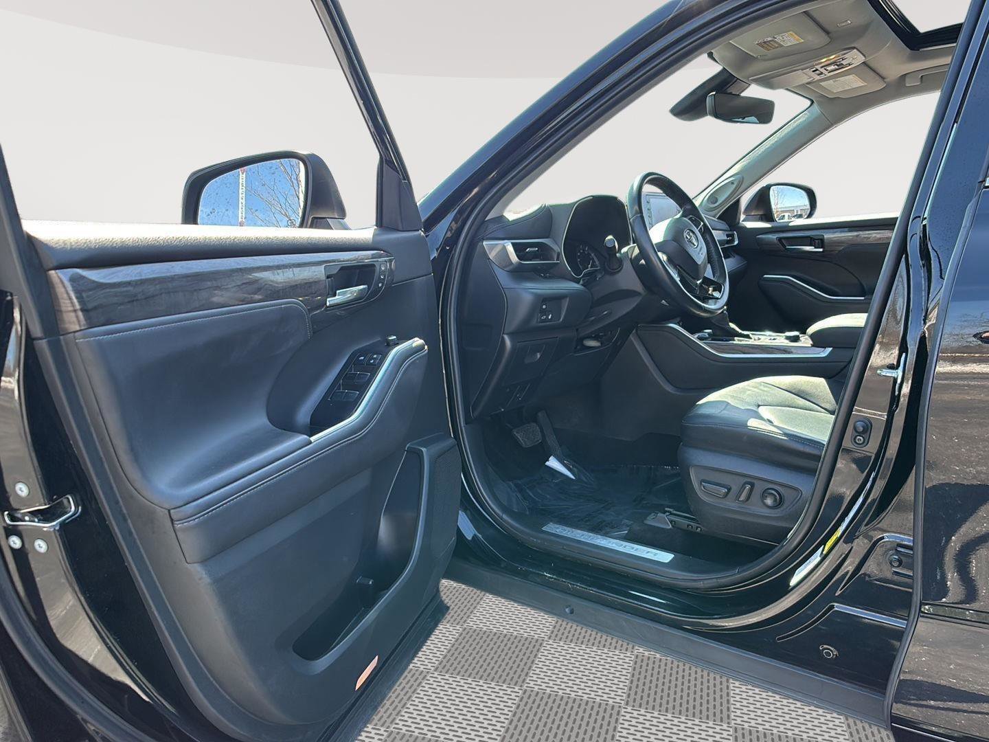 Used 2020 Toyota Highlander Limited image 2