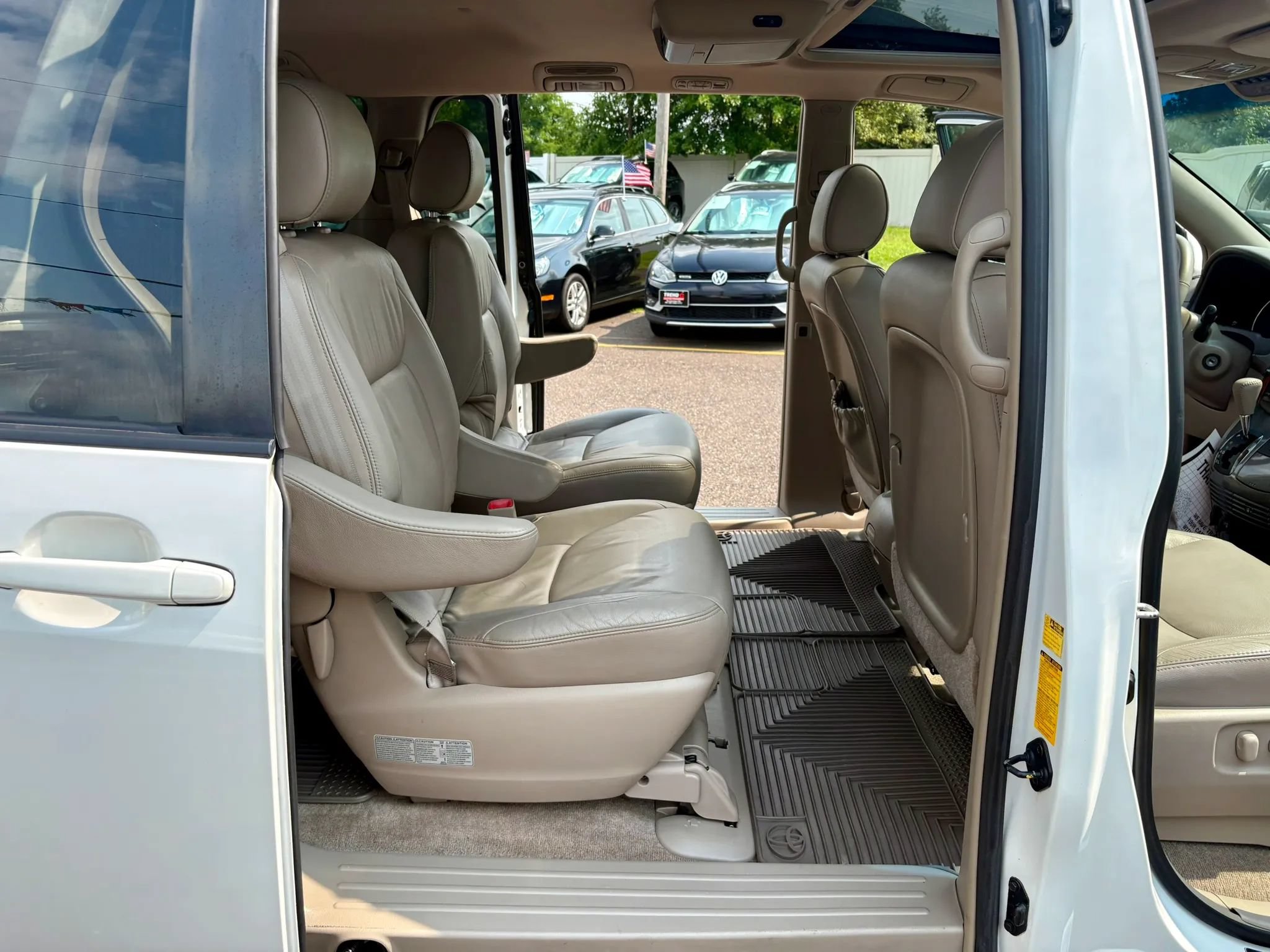 Used 2006 Toyota Sienna XLE w/ XLE Pkg 8 FWD image 24