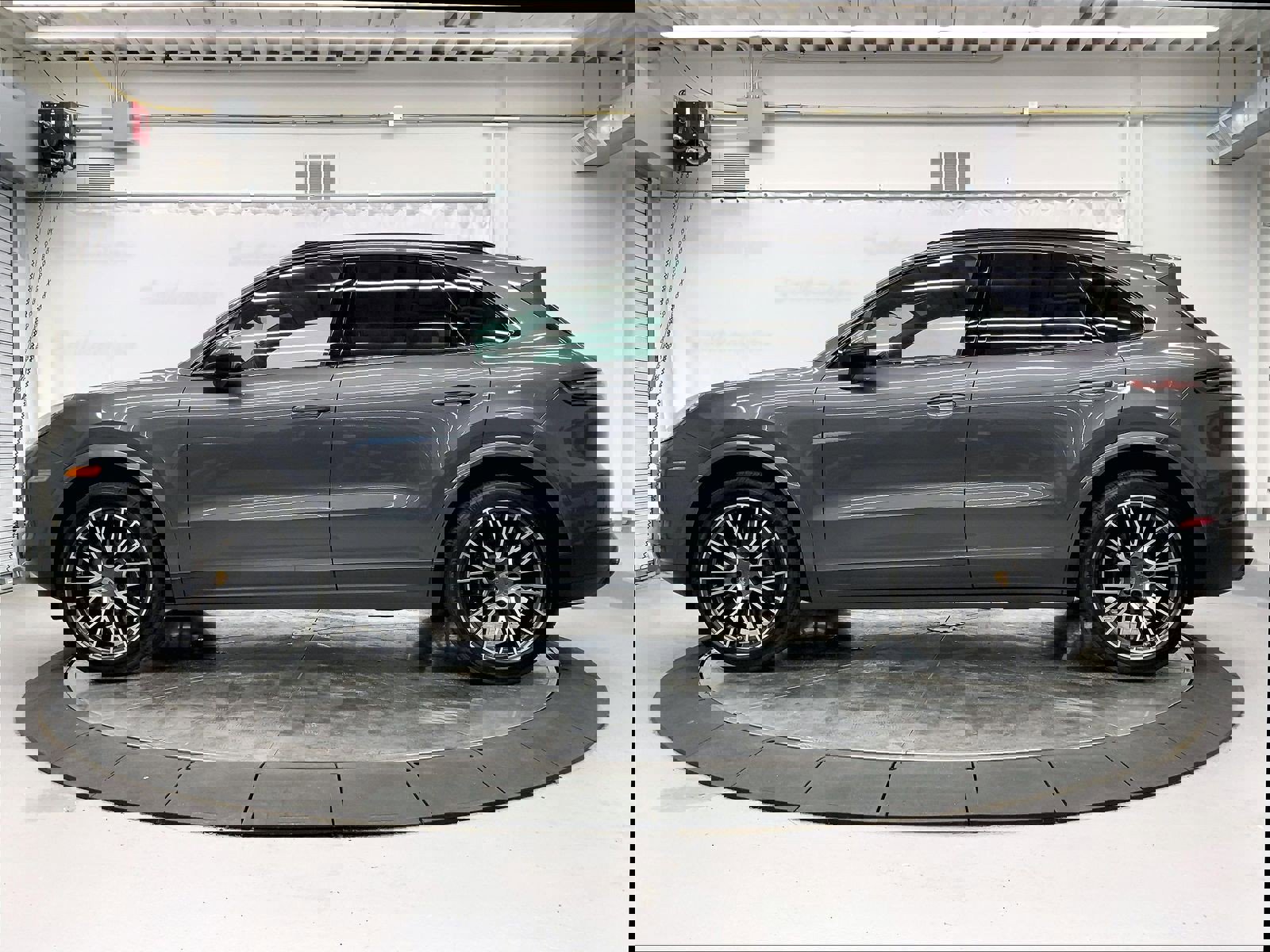 Used 2023 Porsche Cayenne image 2