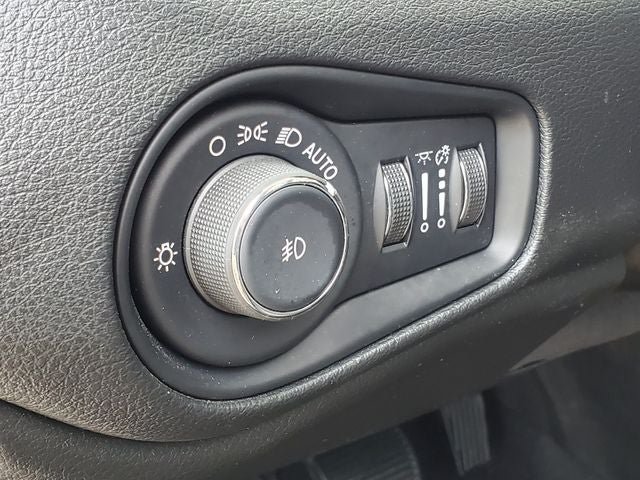 Used 2020 Jeep Renegade Limited AWD/4WD image 9