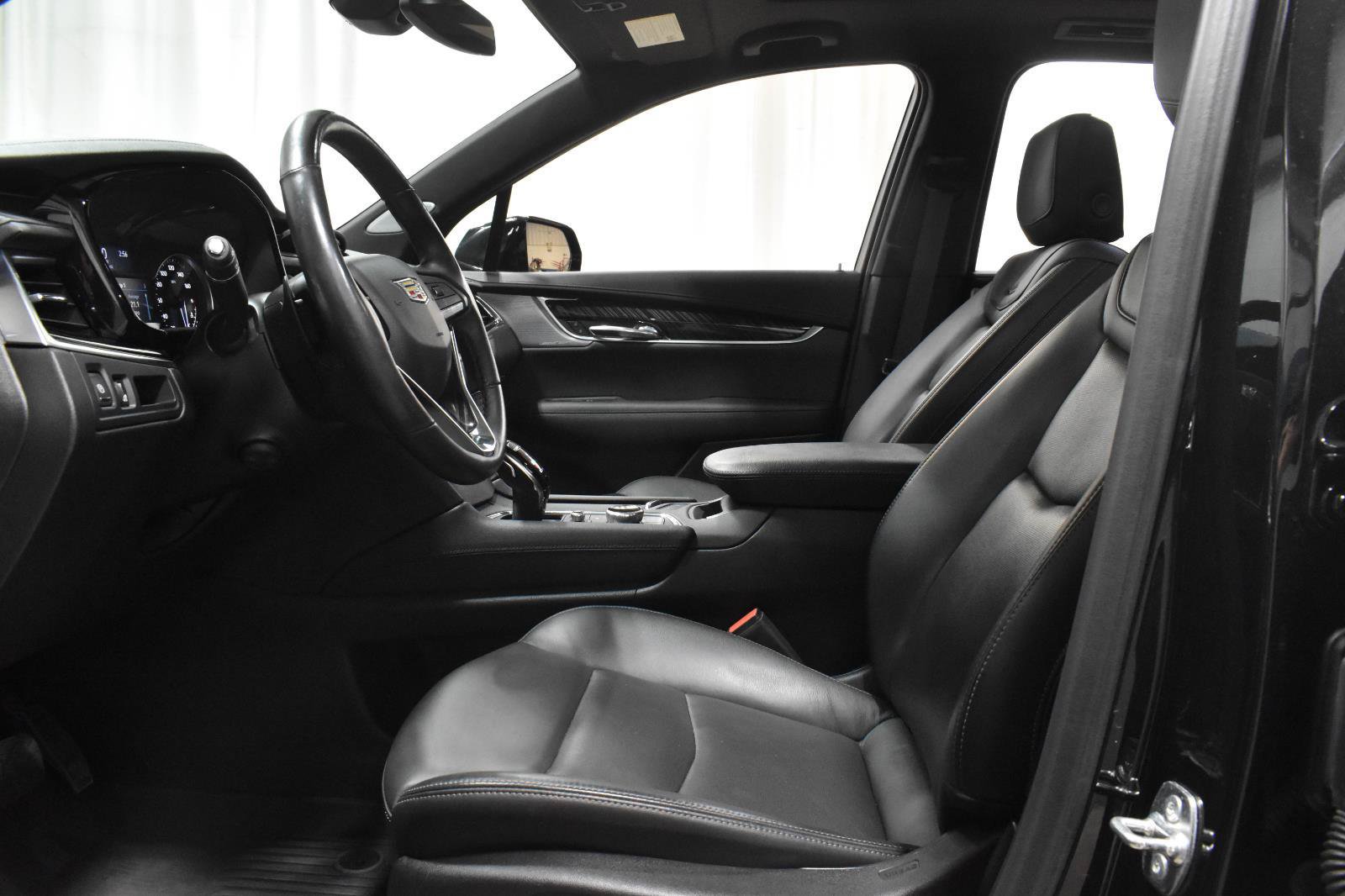 Certified 2024 Cadillac XT6 Premium Luxury FWD image 2