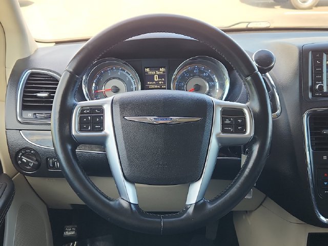Used 2013 Chrysler Town & Country Touring FWD image 36