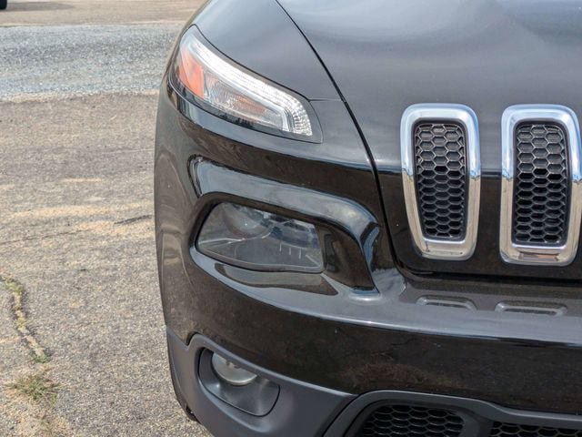 Used 2018 Jeep Cherokee Latitude Plus w/ Comfort/Convenience Group FWD image 10