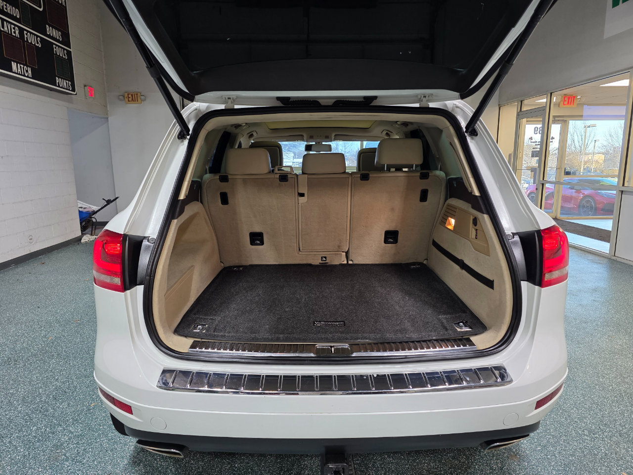 Used 2014 Volkswagen Touareg TDI image 21