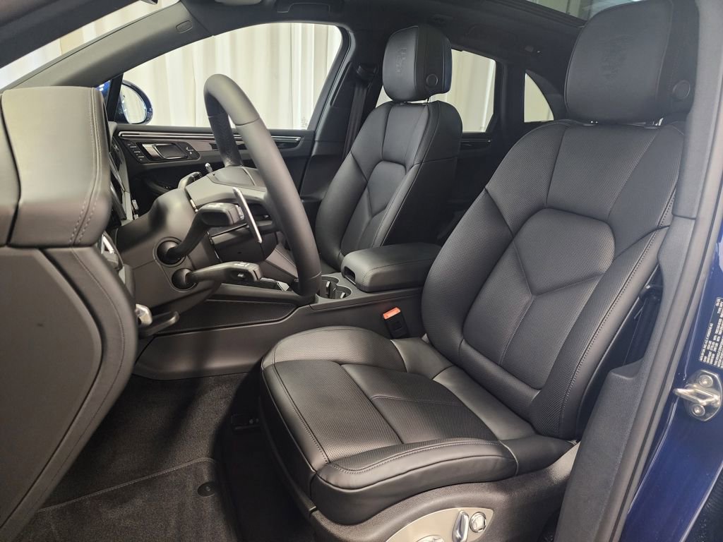Certified 2025 Porsche Macan image 5