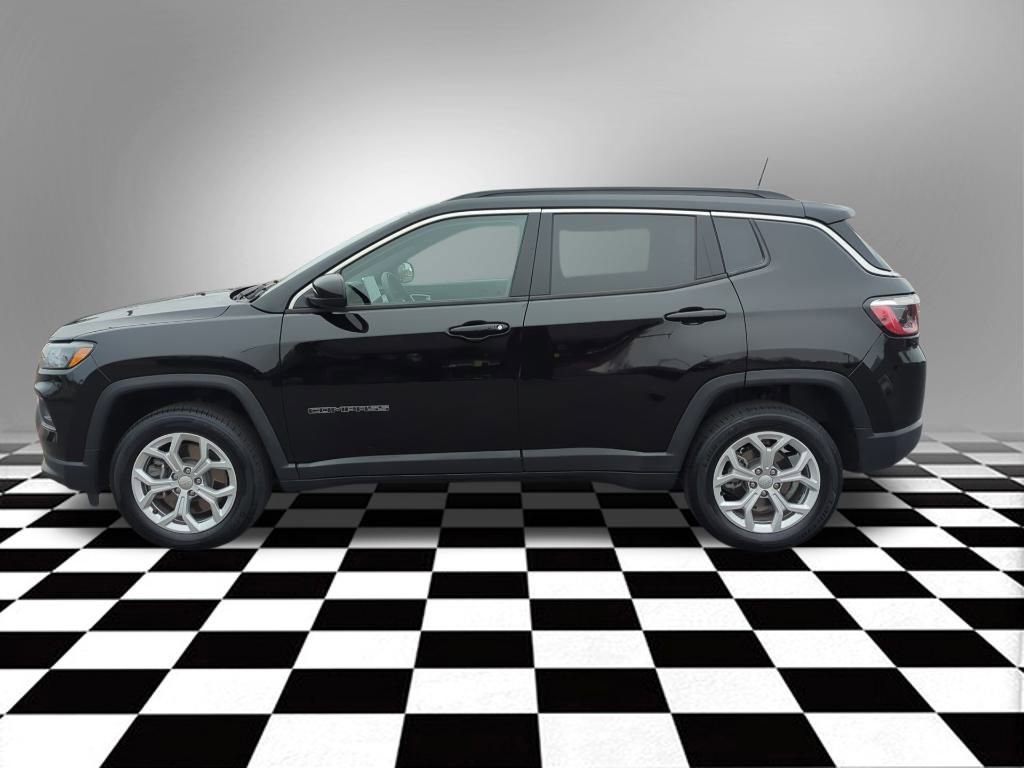 Used 2024 Jeep Compass Latitude image 11