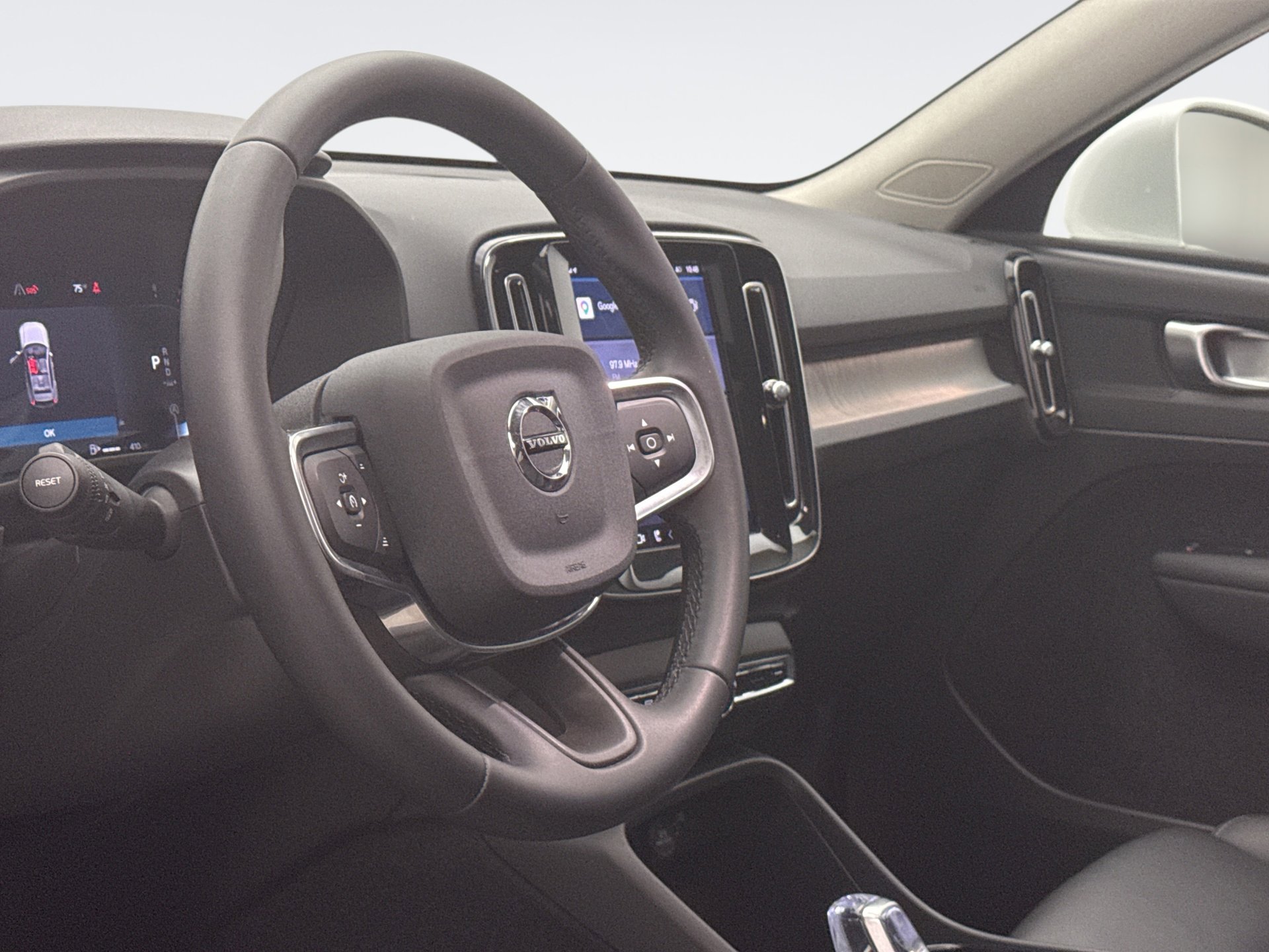 Used 2025 Volvo XC40 B5 Plus AWD/4WD image 7