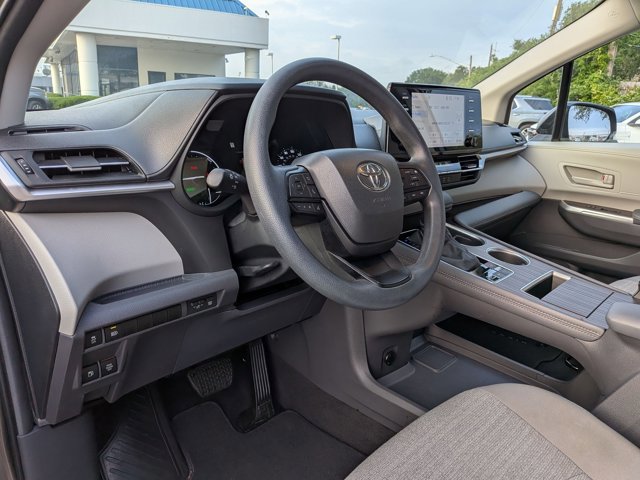 Used 2024 Toyota Sienna LE FWD image 10
