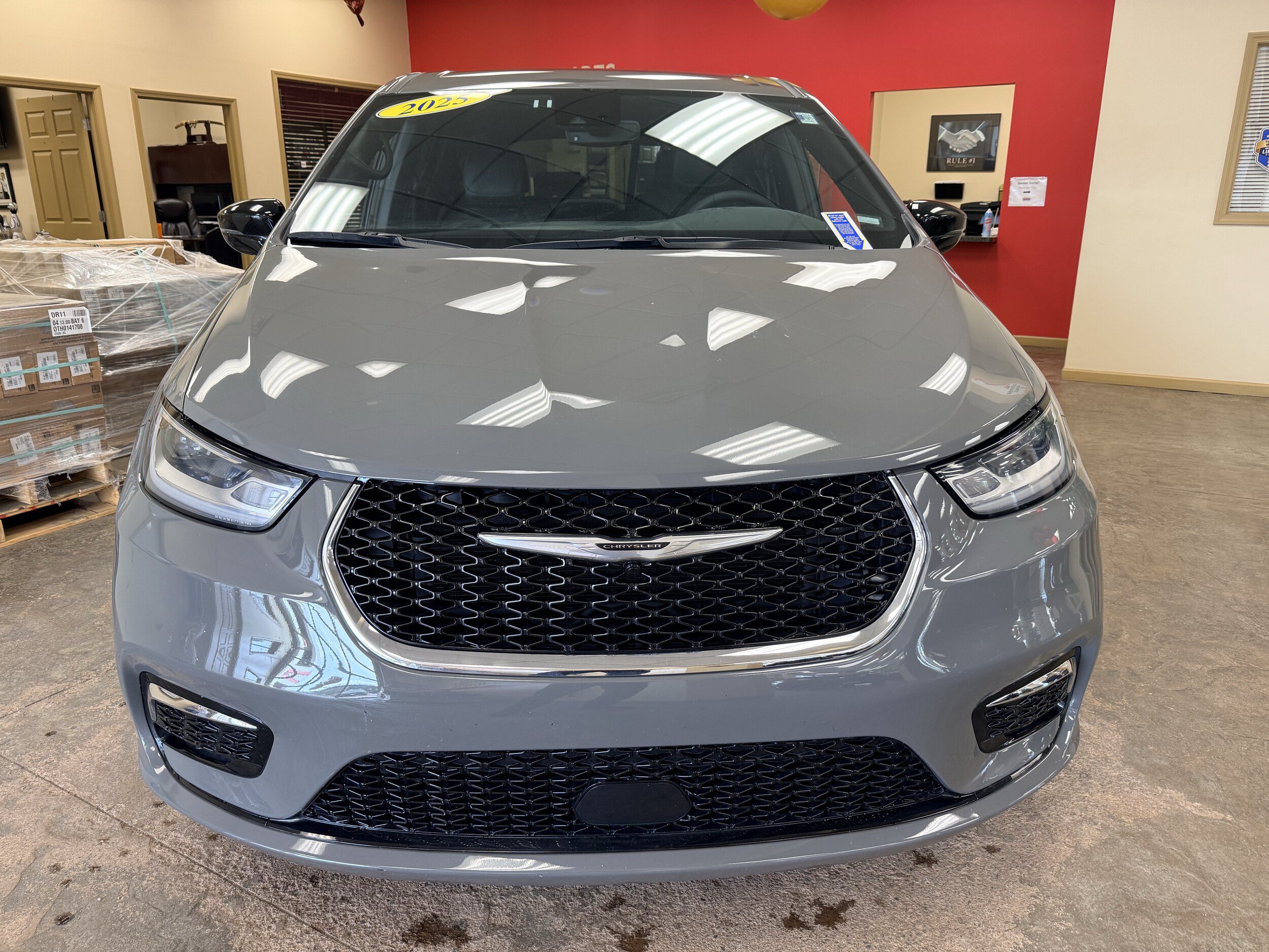 Used 2025 Chrysler Pacifica Select FWD image 2
