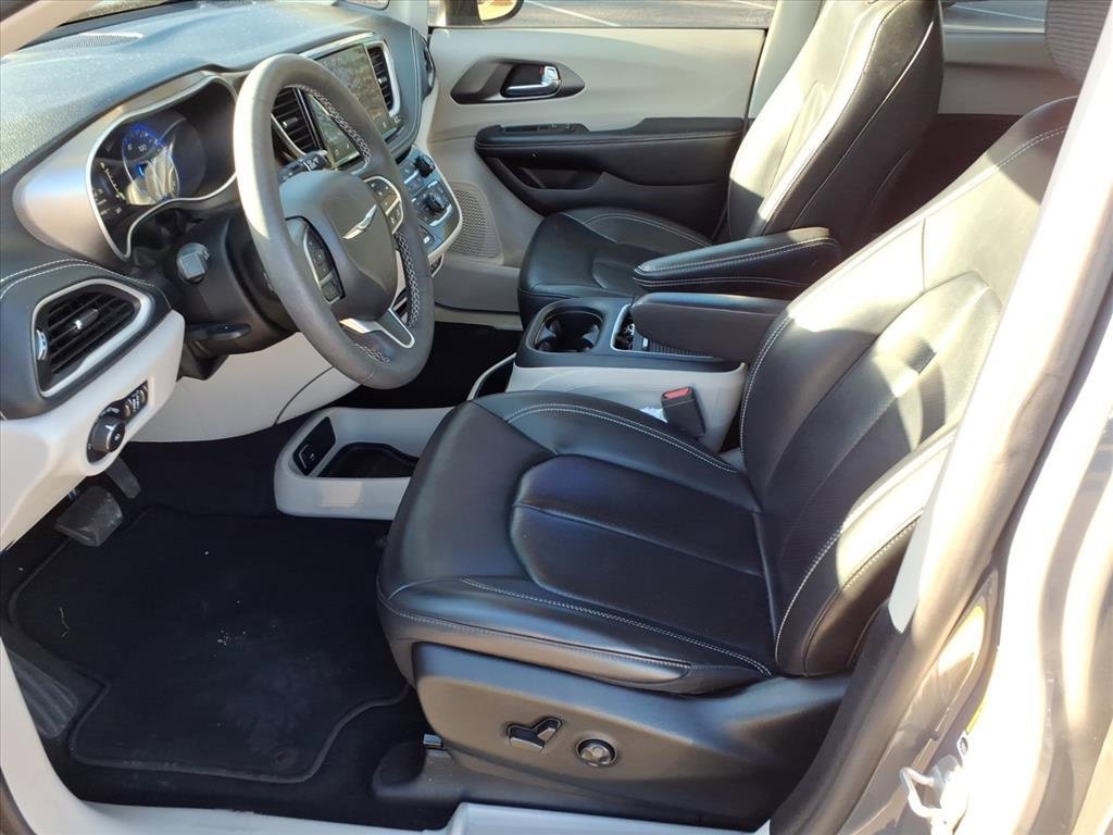 Used 2023 Chrysler Pacifica Touring-L image 12