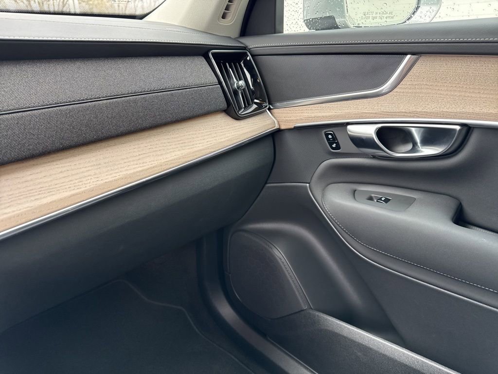 Used 2025 Volvo XC90 B6 Core w/ Climate Package image 30